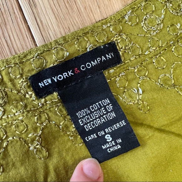 New York & company NYC green embroidered deep V neckline top blouse shirt - Picture 5 of 7